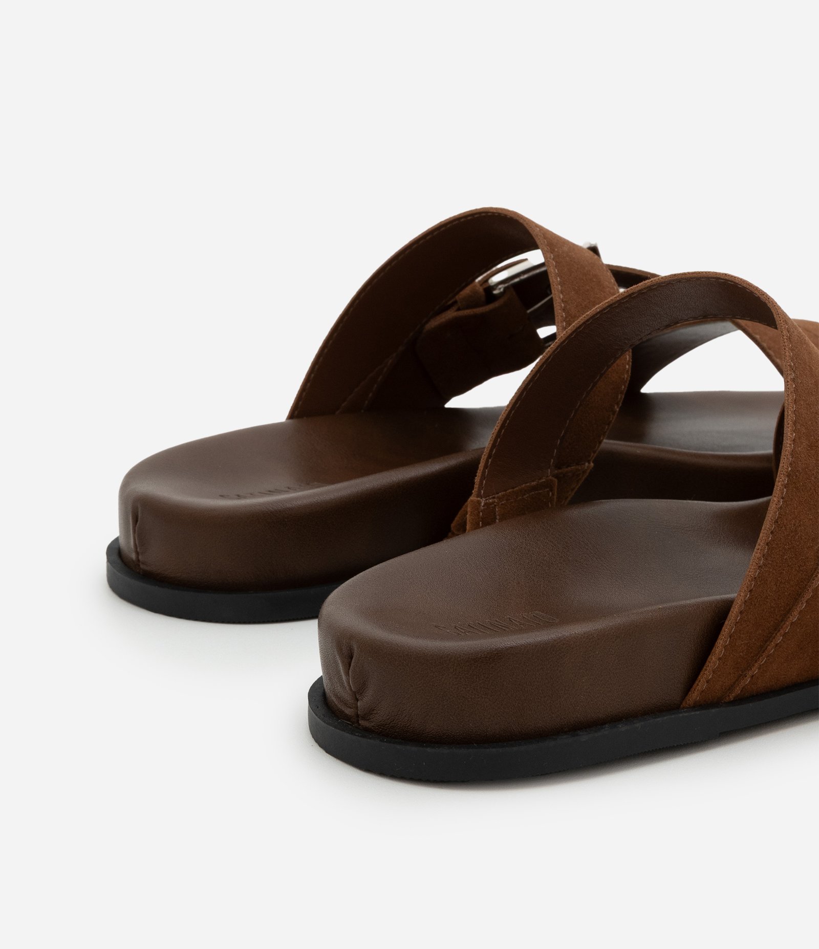 Sandália Rasteira Sport com Efeito Camurça e Fivela Contrastante Marrom 5