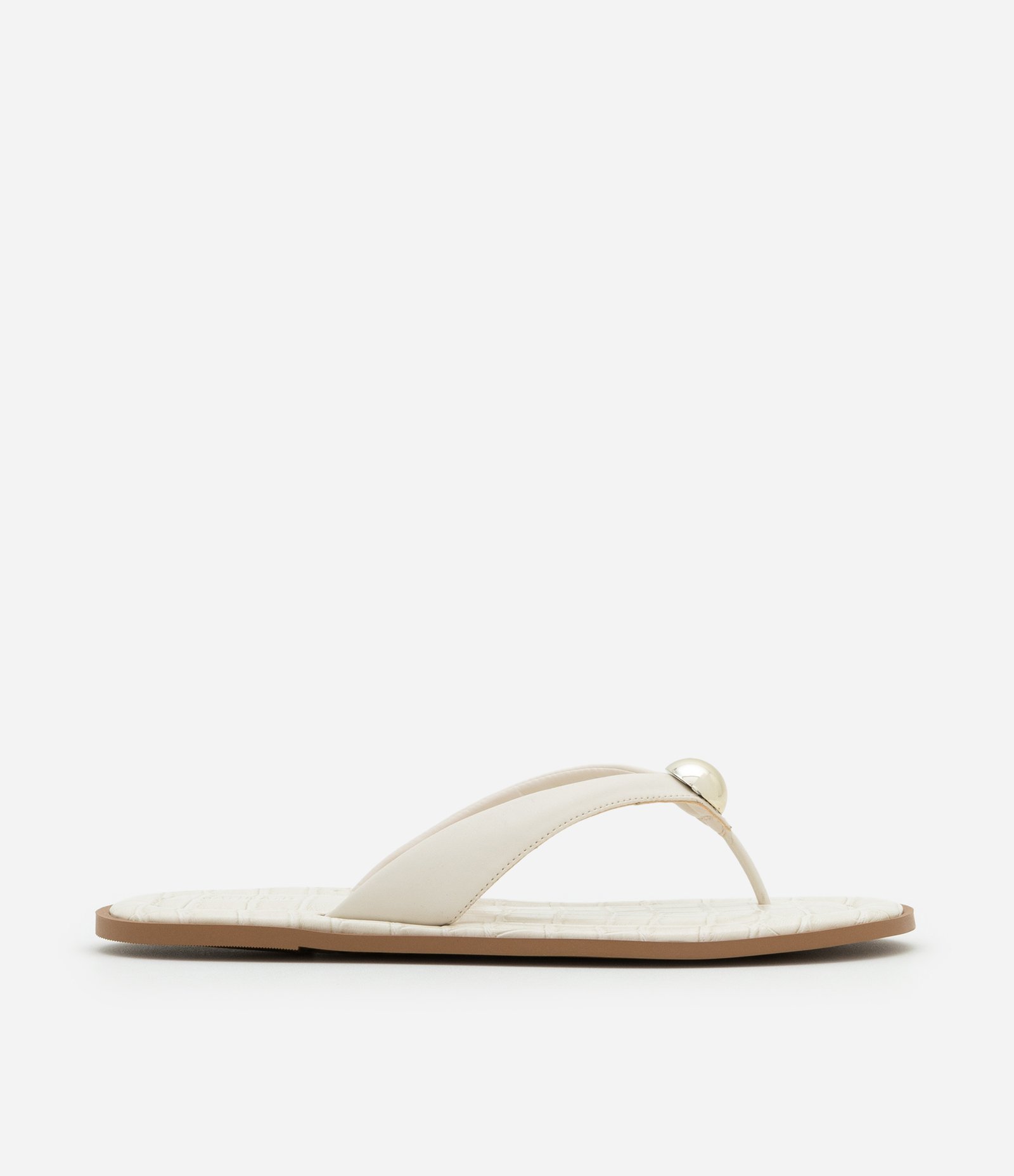 Sandália Rasteira Chinelo com Maxi Esfera e Textura Croco Off White 1