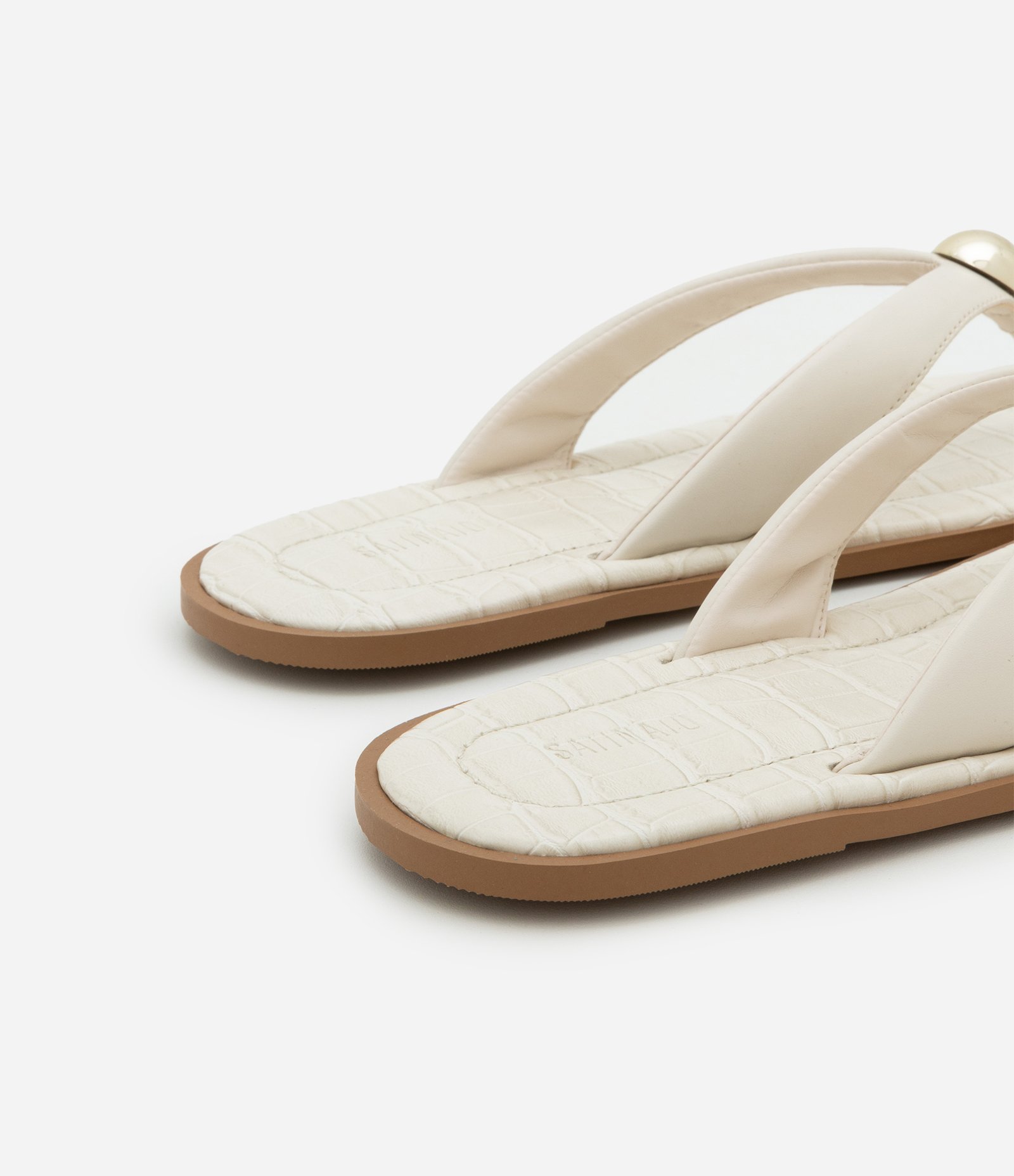 Sandália Rasteira Chinelo com Maxi Esfera e Textura Croco Off White 4