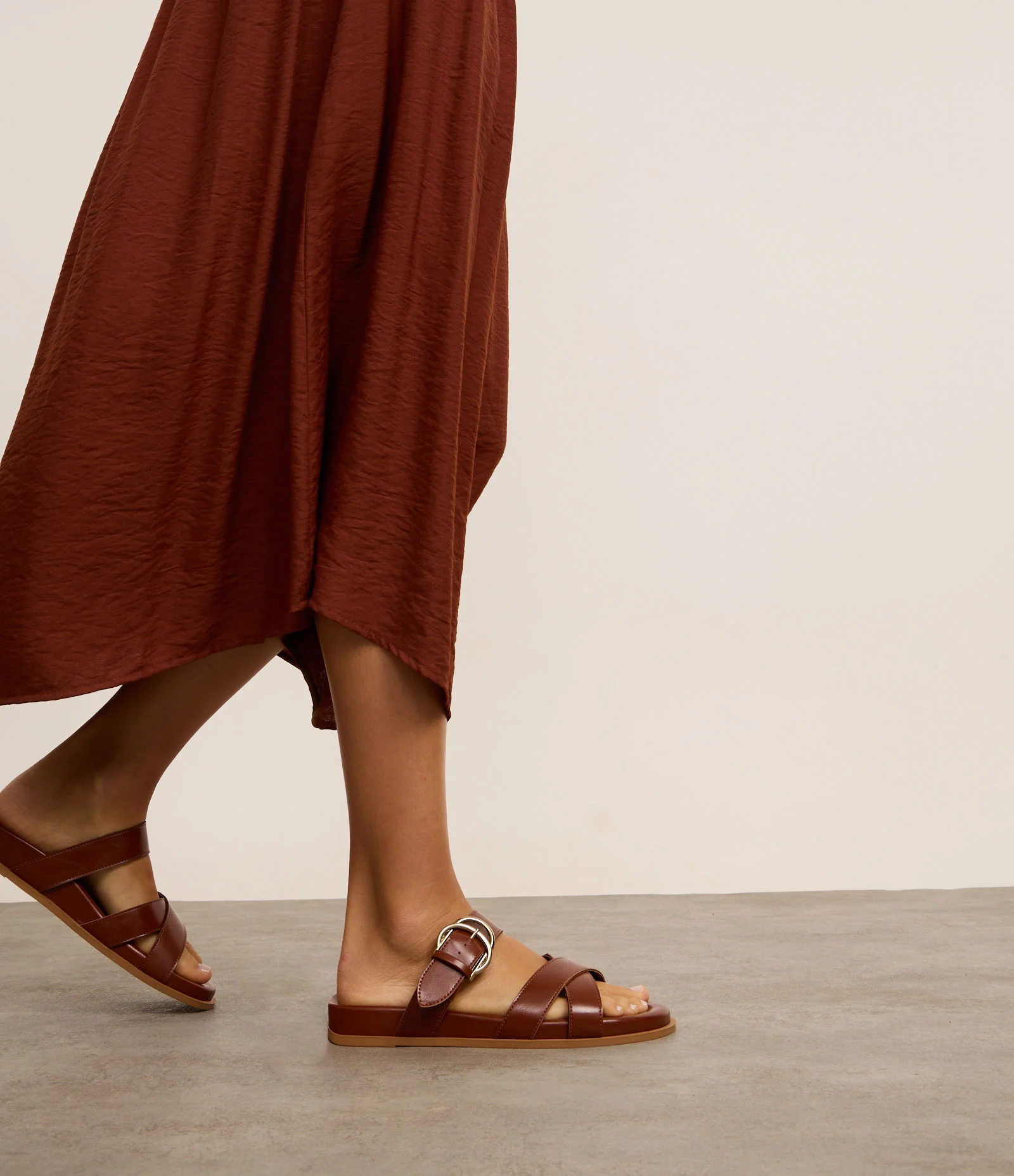 Sandália Rasteira com Tiras em X e Fivela Dupla Marrom 2