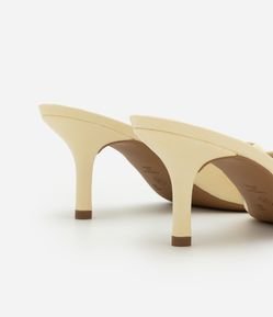 Sandália Mule com Bico Redondo e Salto Fino