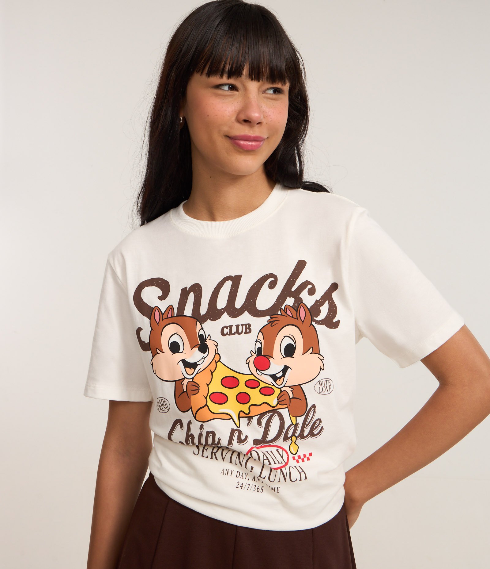Camiseta T-shirt em Algodão com Estampa Lettering "Snacks Chip n' Dale" Tico e Teco Branco 2