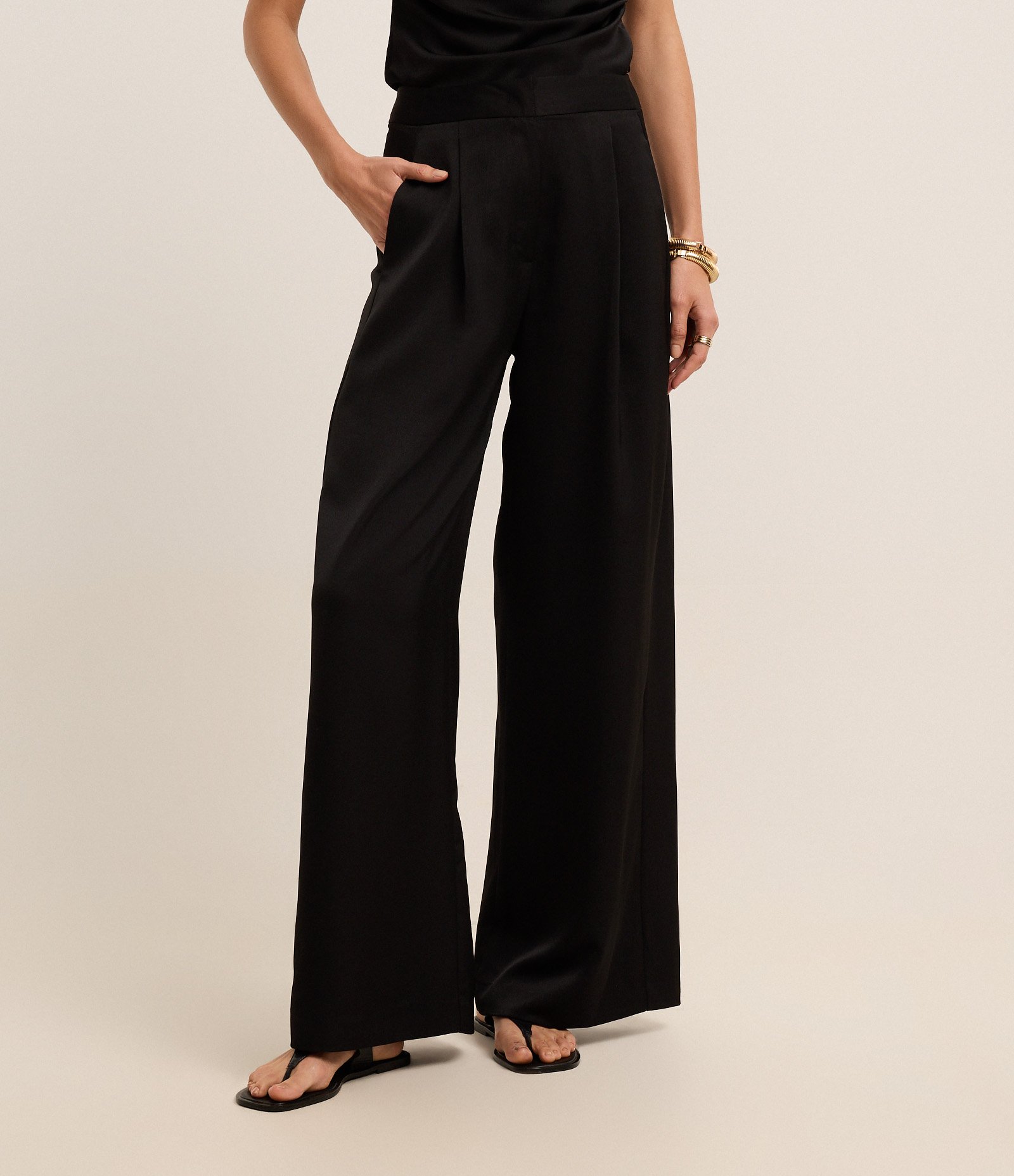 Calça Wide Leg Alfaiataria em Cetim com Bolsos Faca e Pregas Preto 1