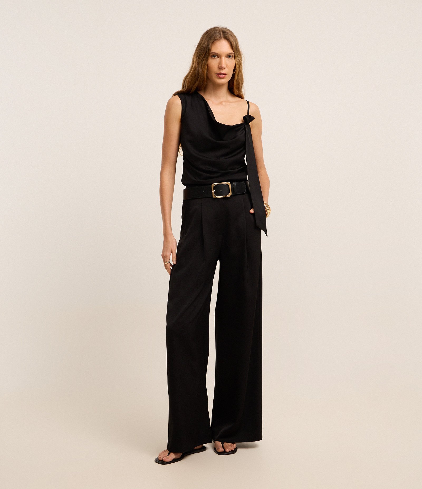 Calça Wide Leg Alfaiataria em Cetim com Bolsos Faca e Pregas Preto 2