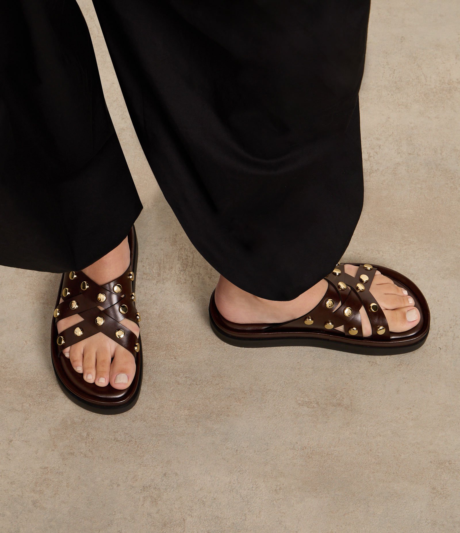 Sandália Rasteira Flatform com Tachinhas Marrom 6