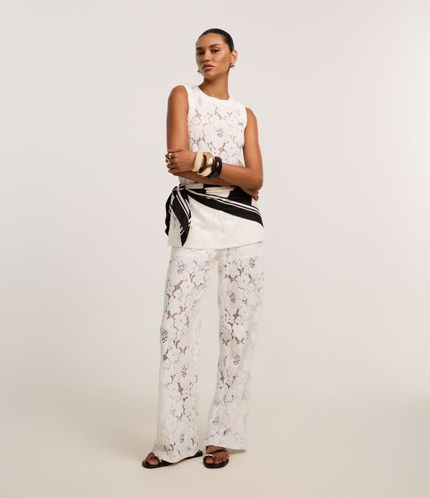 Calça Reta em Renda Floral com Forro