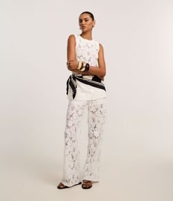 Calça Reta em Renda Floral com Forro