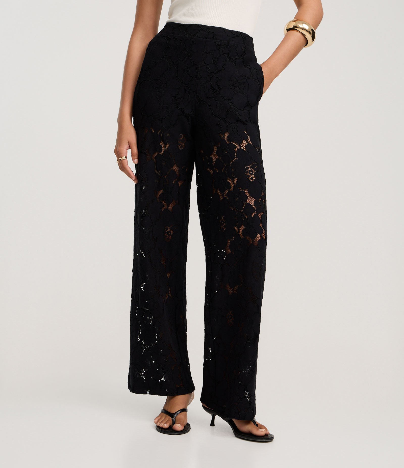 Calça Reta em Renda Floral com Forro Preto 3