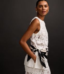 Blusa Alongada em Renda Floral