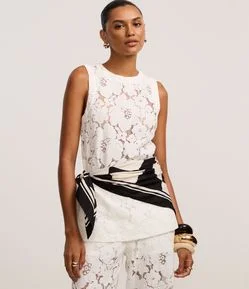 Blusa Alongada em Renda Floral