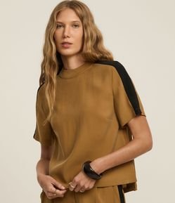 Blusa em Liocel com Gola Alta e Contraste na Manga
