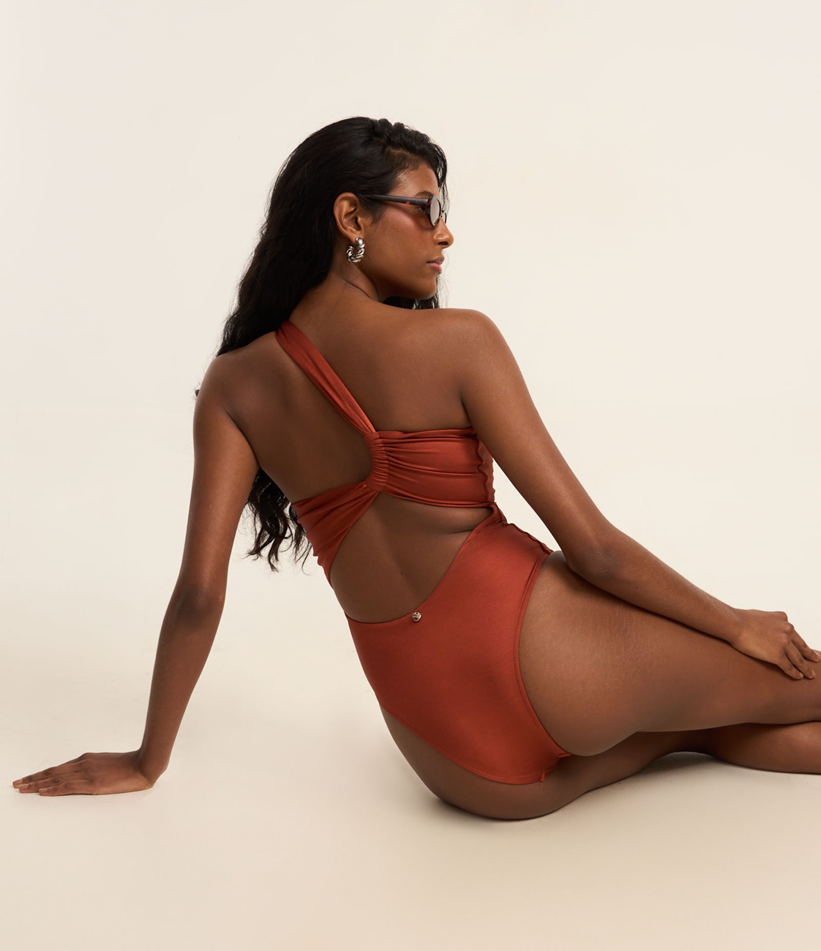 Maiô Ombro Único em Microfibra Brilhante com Aviamento Marrom 3