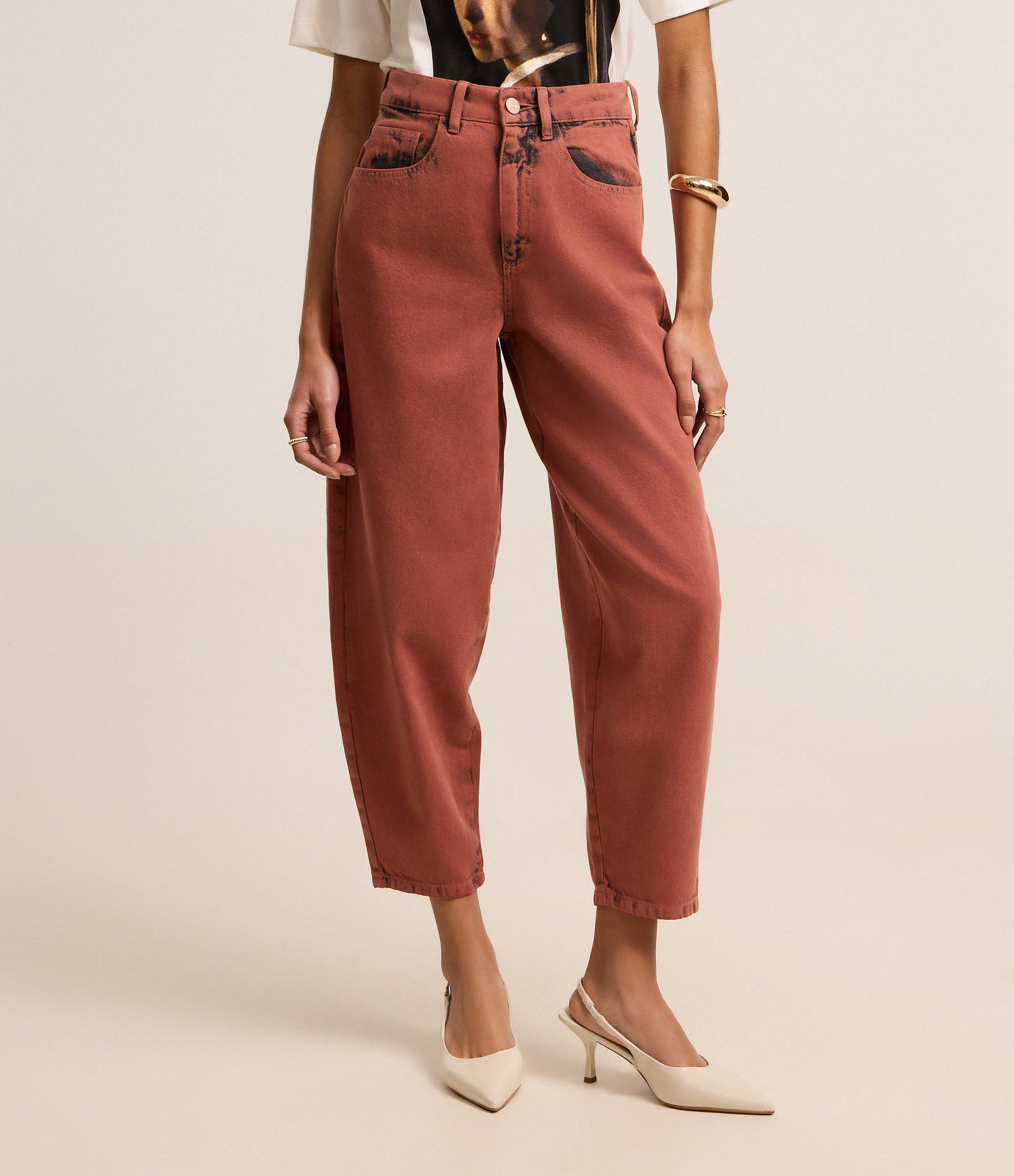 Calça Barrel Cropped em Jeans com Mix de Tingimentos Marrom 1