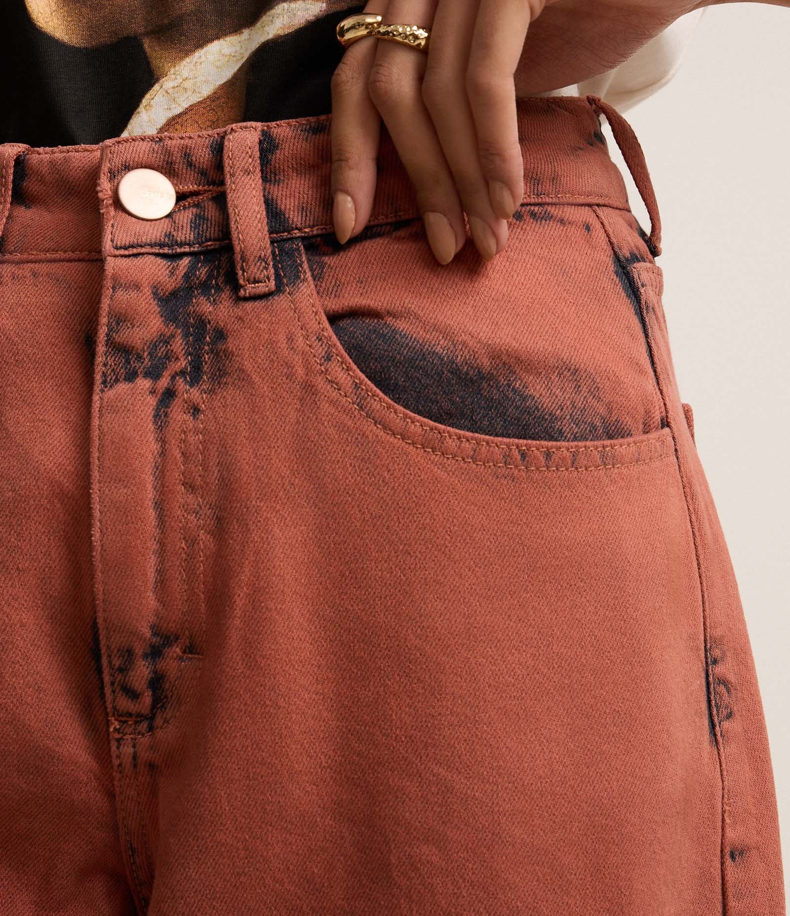 Calça Barrel Cropped em Jeans com Mix de Tingimentos Marrom 3
