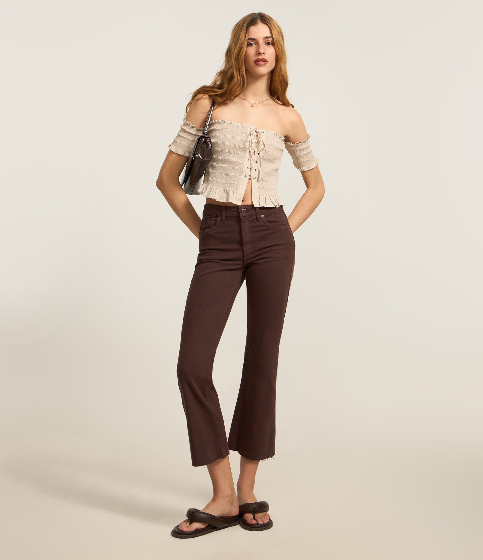 Calça Flare Cropped em Jeans com Barra Cortada Marrom 1