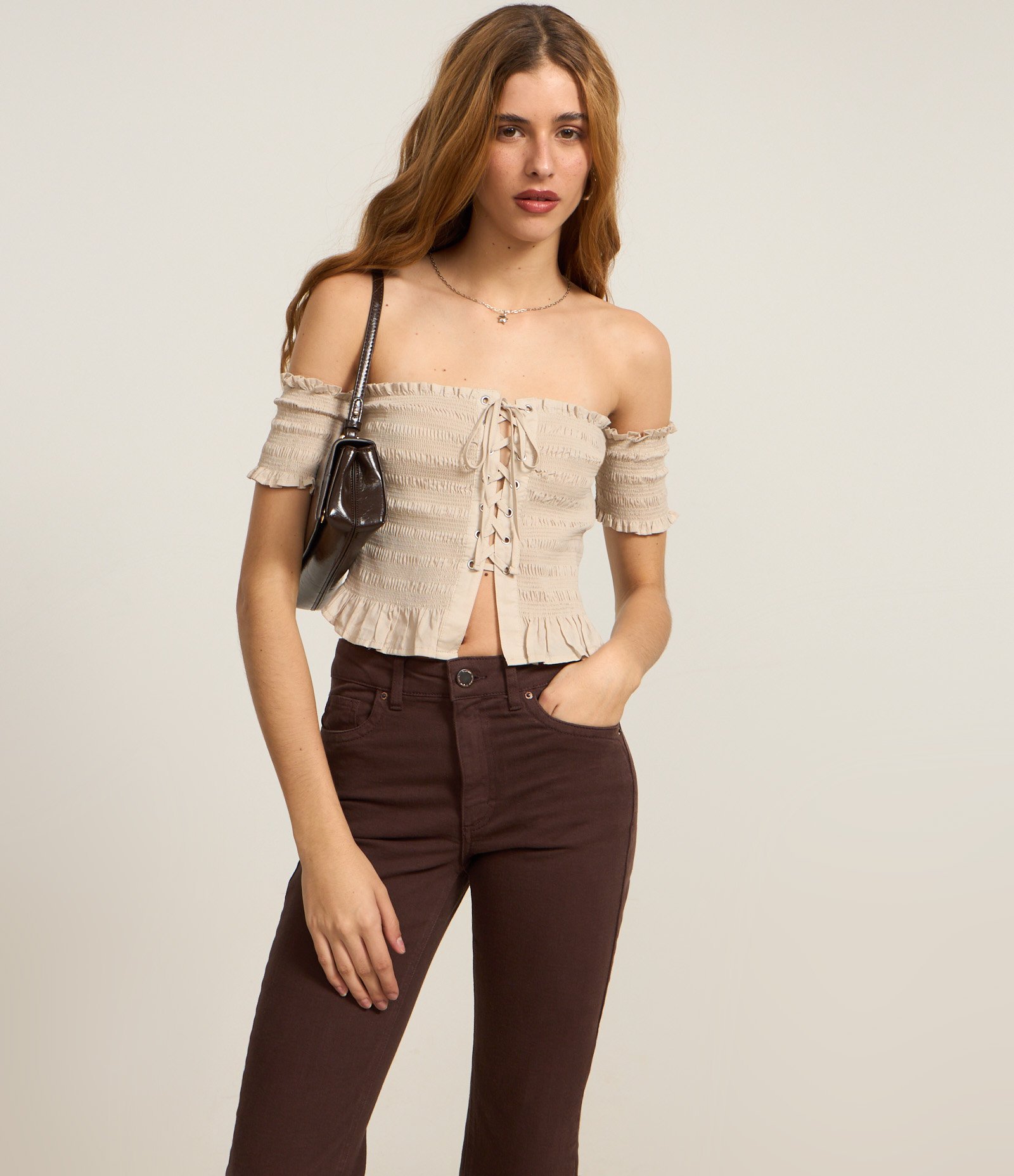Calça Flare Cropped em Jeans com Barra Cortada Marrom 2