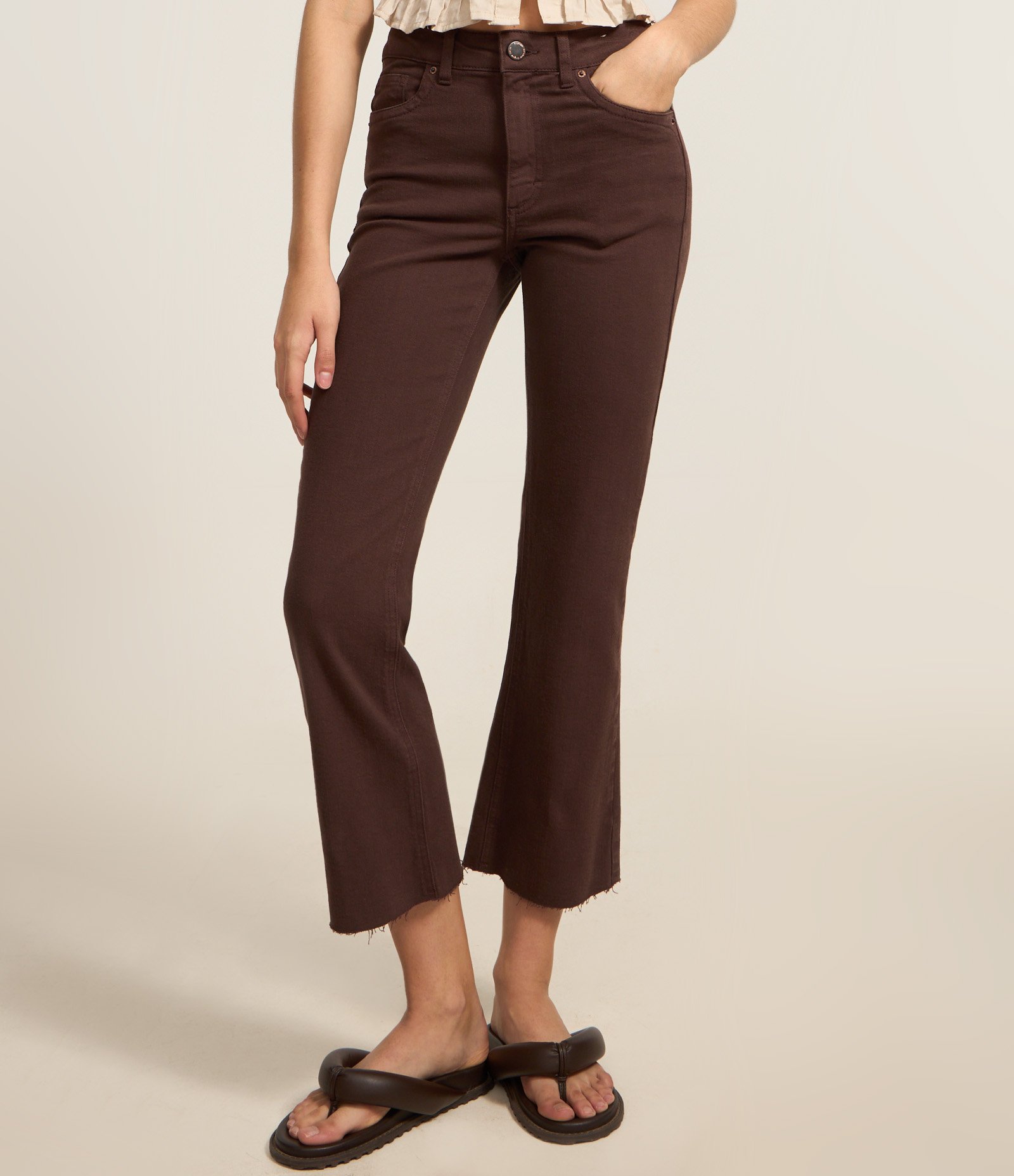 Calça Flare Cropped em Jeans com Barra Cortada Marrom 3