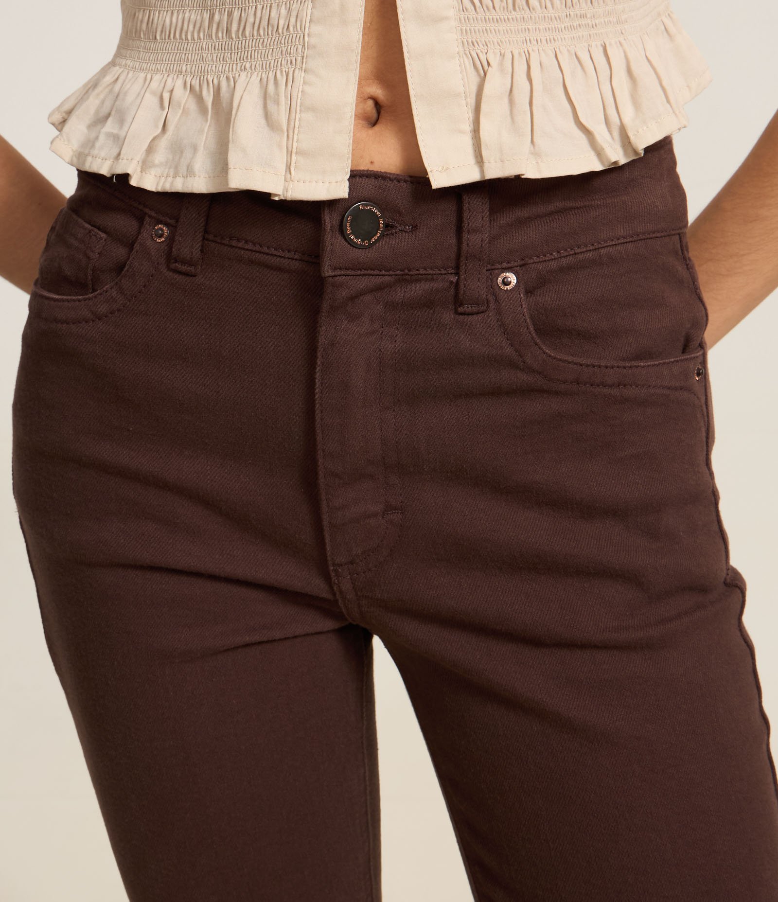 Calça Flare Cropped em Jeans com Barra Cortada Marrom 4