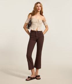 Calça Flare Cropped em Jeans com Barra Cortada