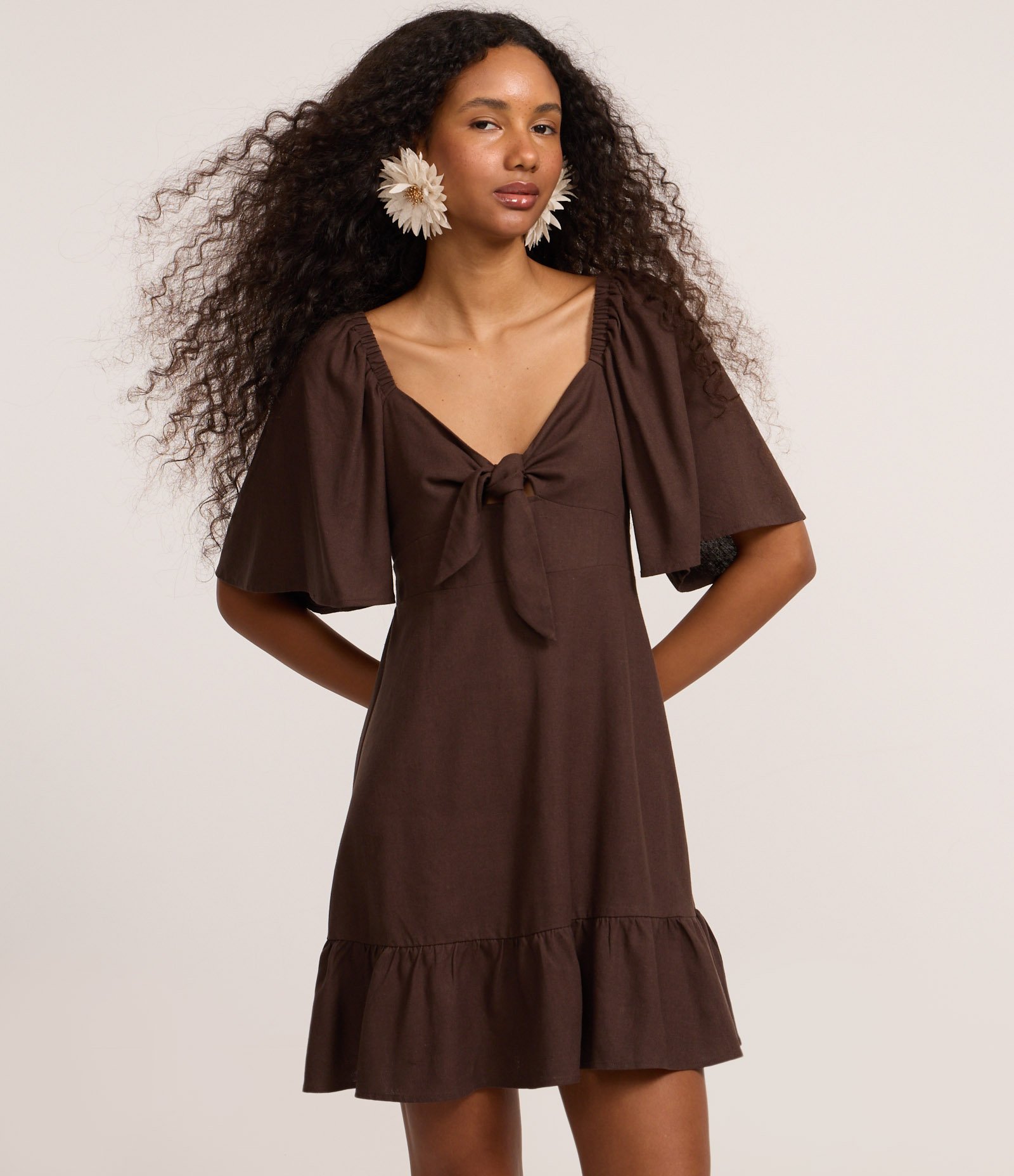 Vestido Evasê Curto em Viscolinho com Nó no Decote Marrom 1