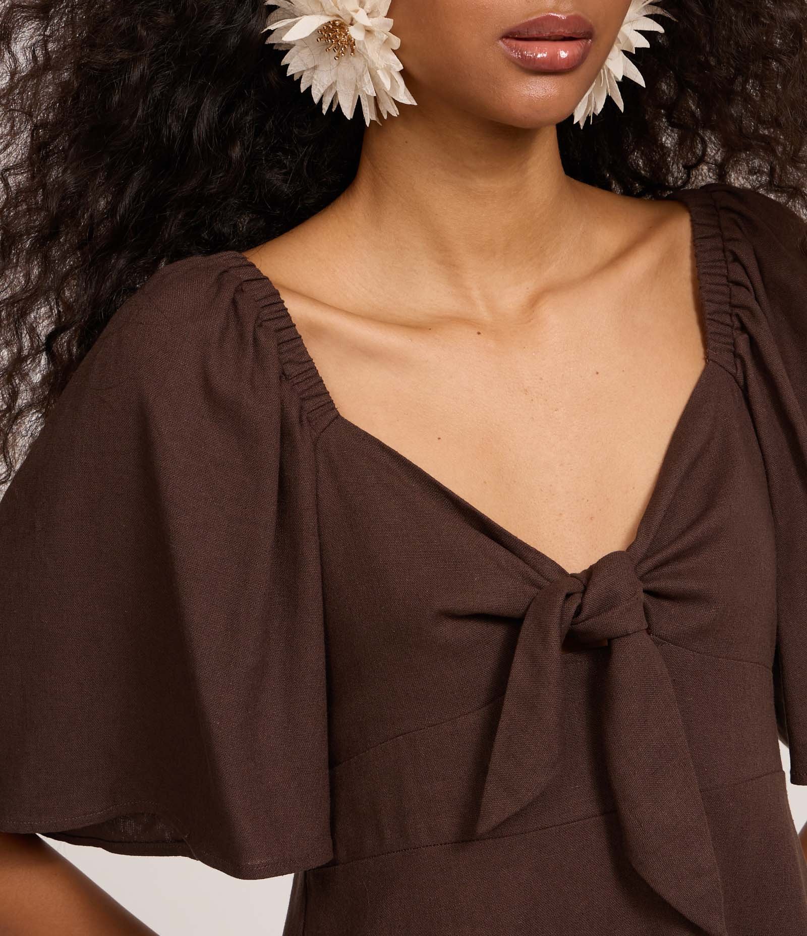 Vestido Evasê Curto em Viscolinho com Nó no Decote Marrom 3