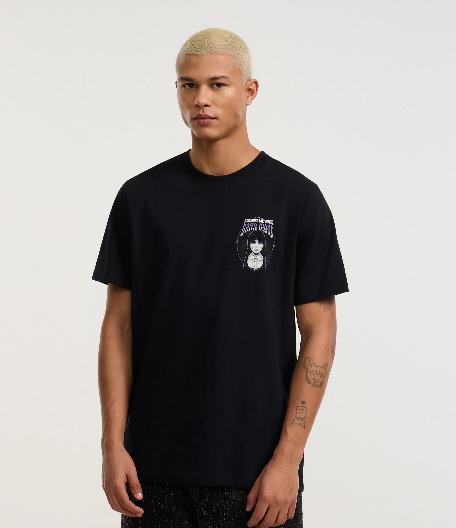 Camiseta Regular em Algodão com Estampa Wandinha Preto 2