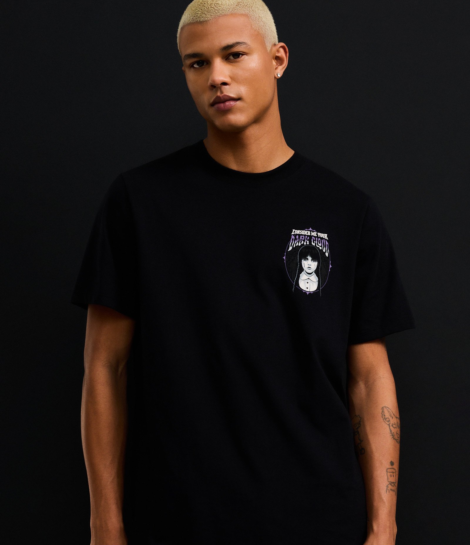 Camiseta Regular em Algodão com Estampa Wandinha Preto 4