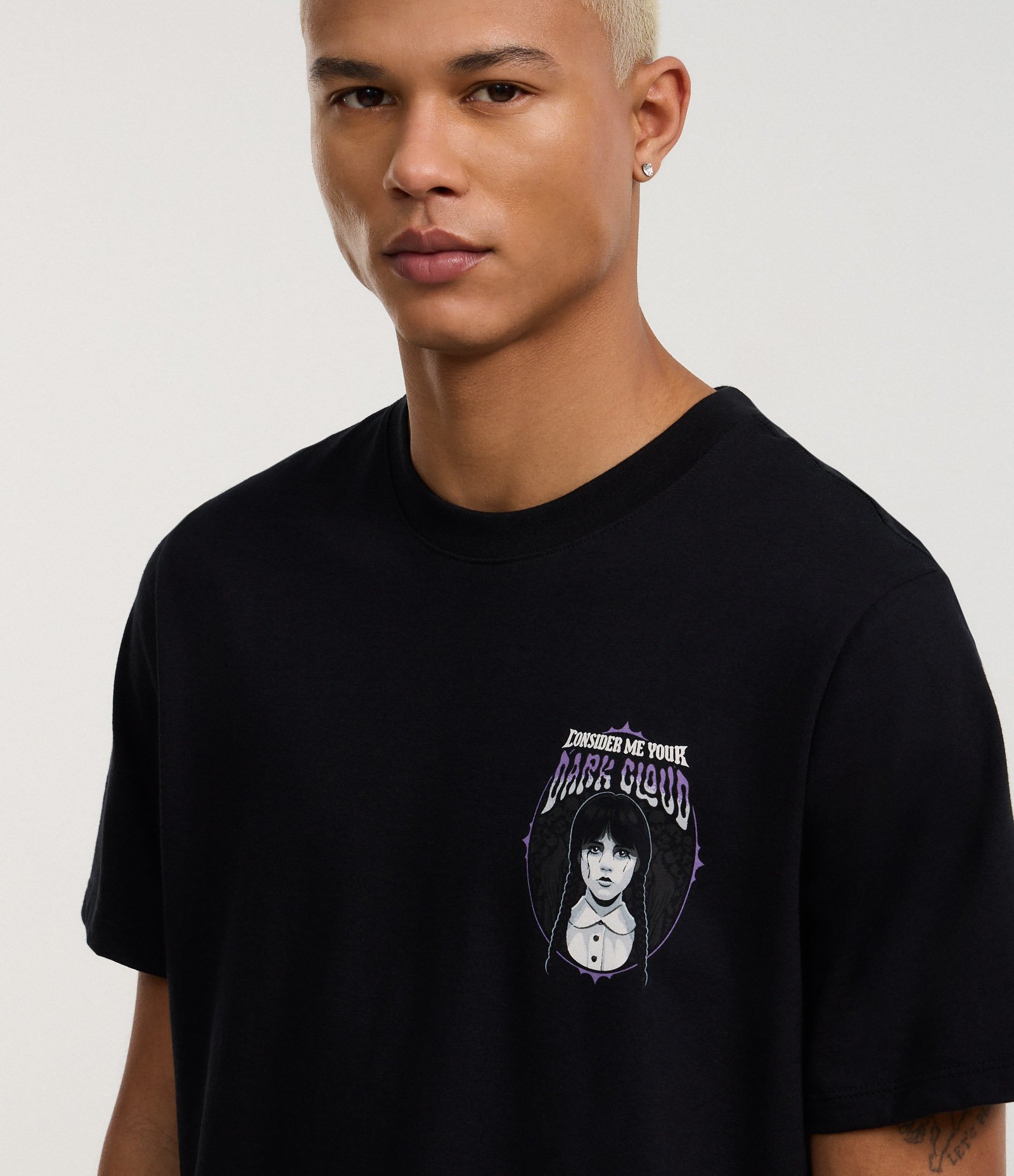 Camiseta Regular em Algodão com Estampa Wandinha Preto 5