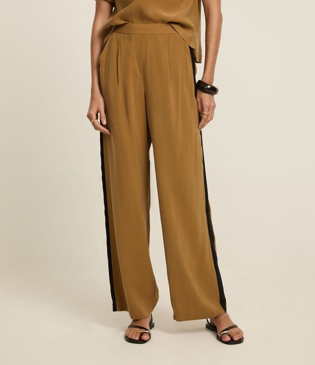 Calça Reta em Liocel com Contraste na Lateral