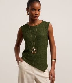 Blusa em Renda com Barra Assimétrica e Gola Redonda