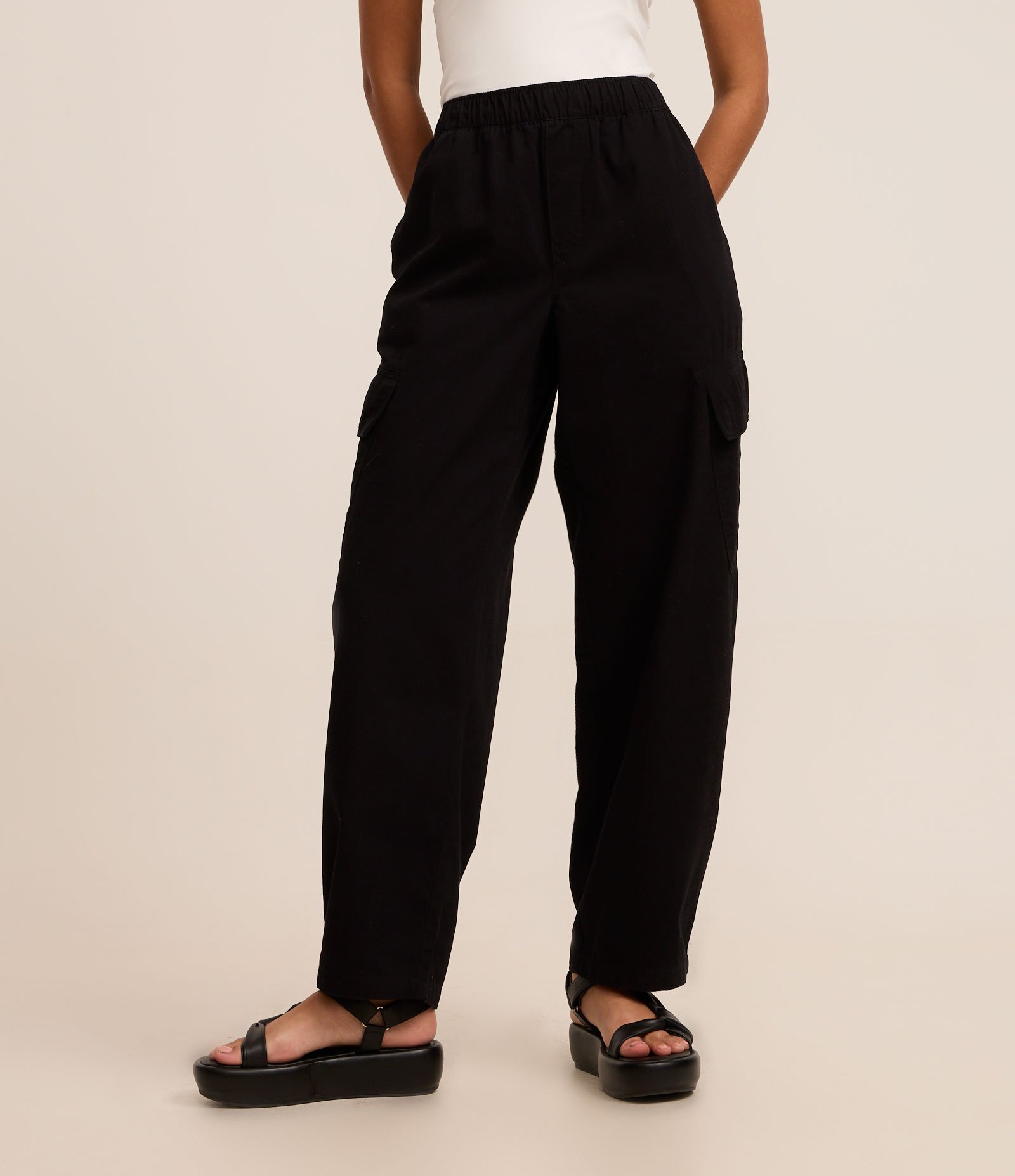 Calça Cropped Barrel Cargo em Sarja com Cintura Baixa e Cós Elástico Preto 2