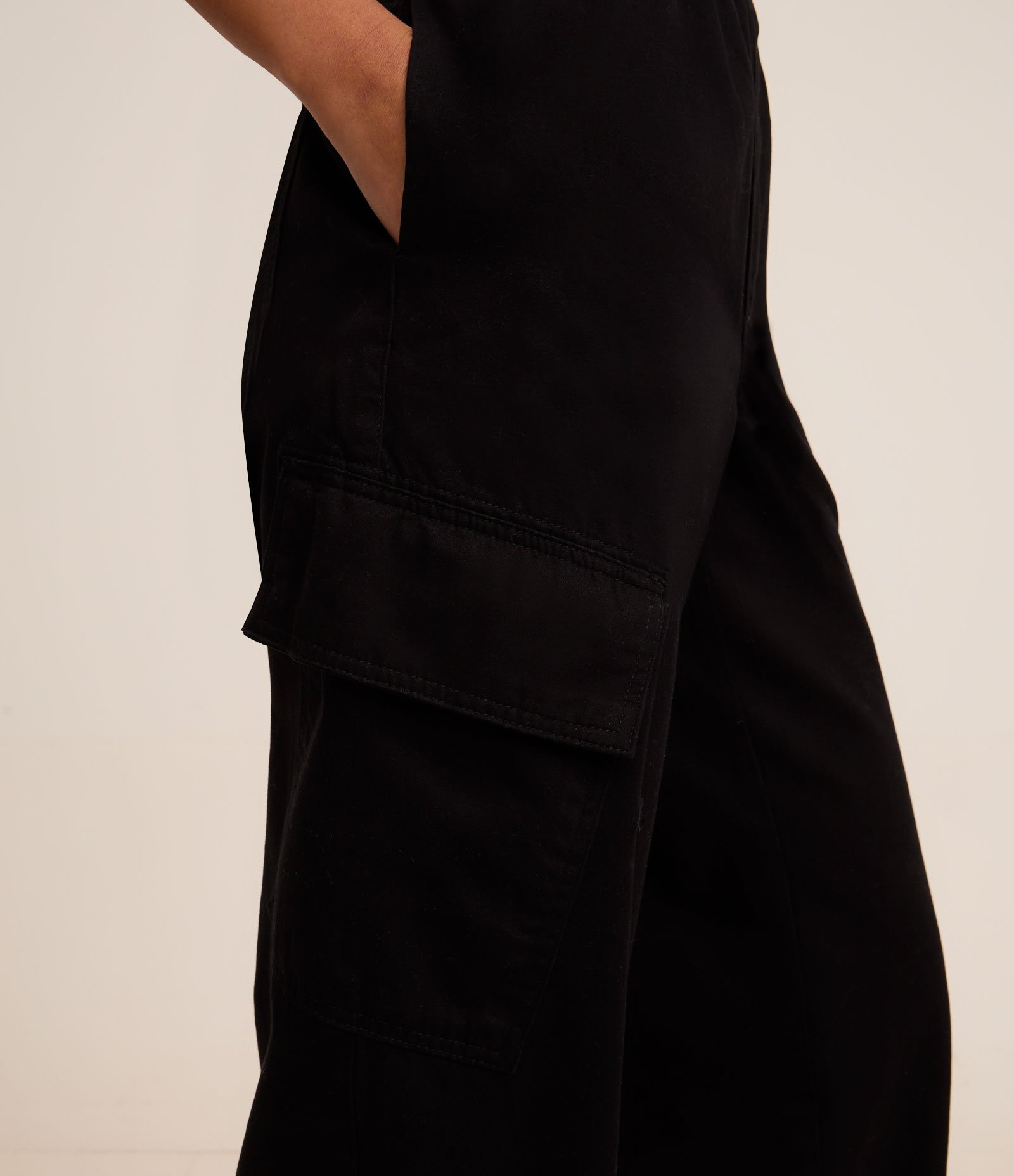 Calça Cropped Barrel Cargo em Sarja com Cintura Baixa e Cós Elástico Preto 3