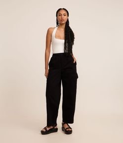 Calça Cropped Barrel Cargo em Sarja com Cintura Baixa e Cós Elástico