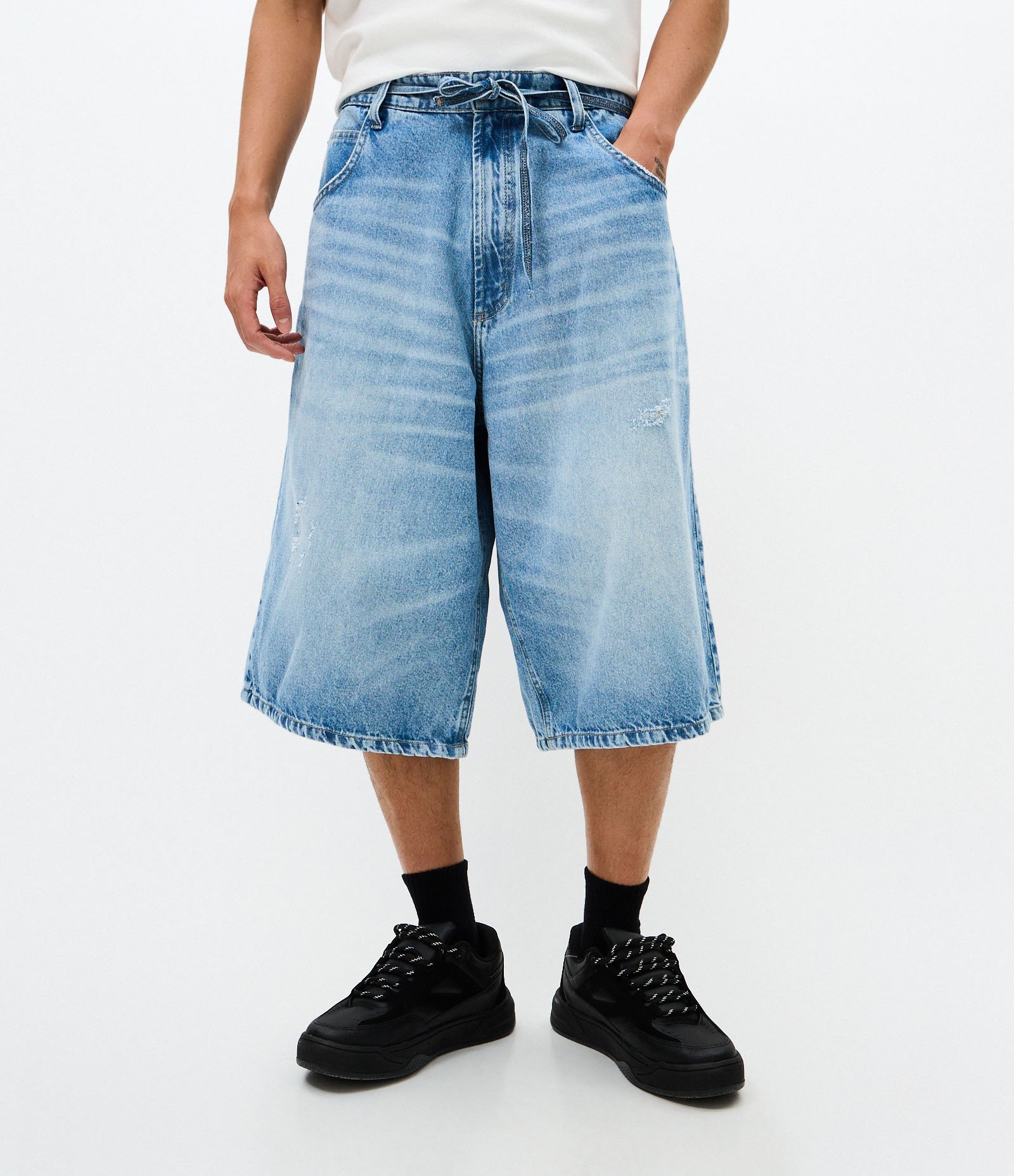 Bermuda Jorts Super Baggy  em Jeans com Cinto Amarração Azul 2