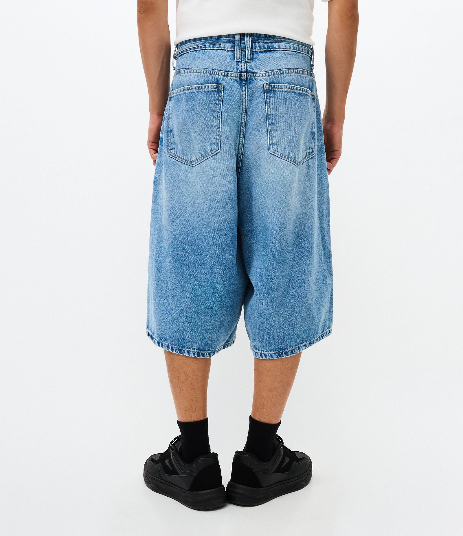 Bermuda Jorts Super Baggy  em Jeans com Cinto Amarração Azul 3