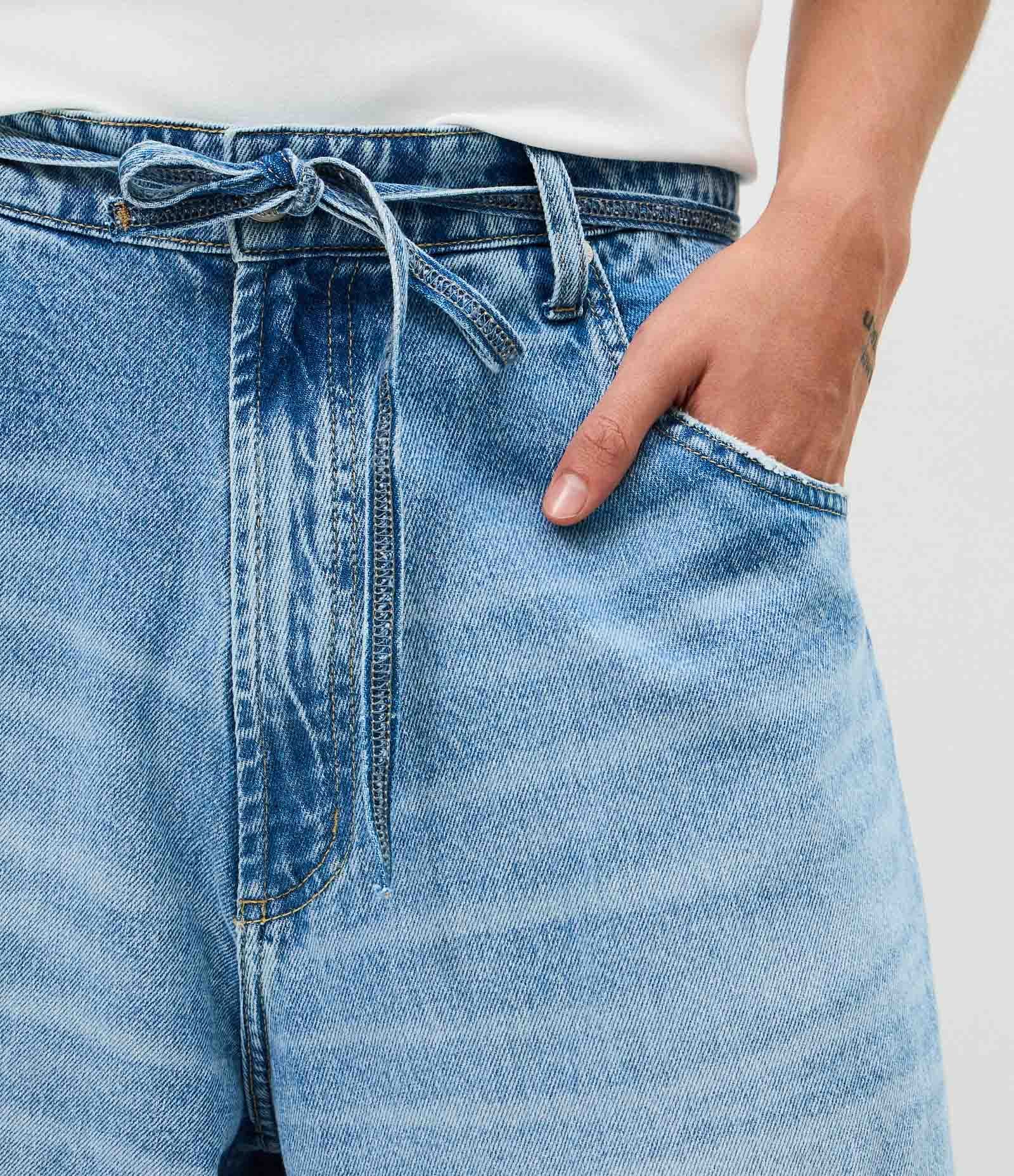 Bermuda Jorts Super Baggy  em Jeans com Cinto Amarração Azul 4