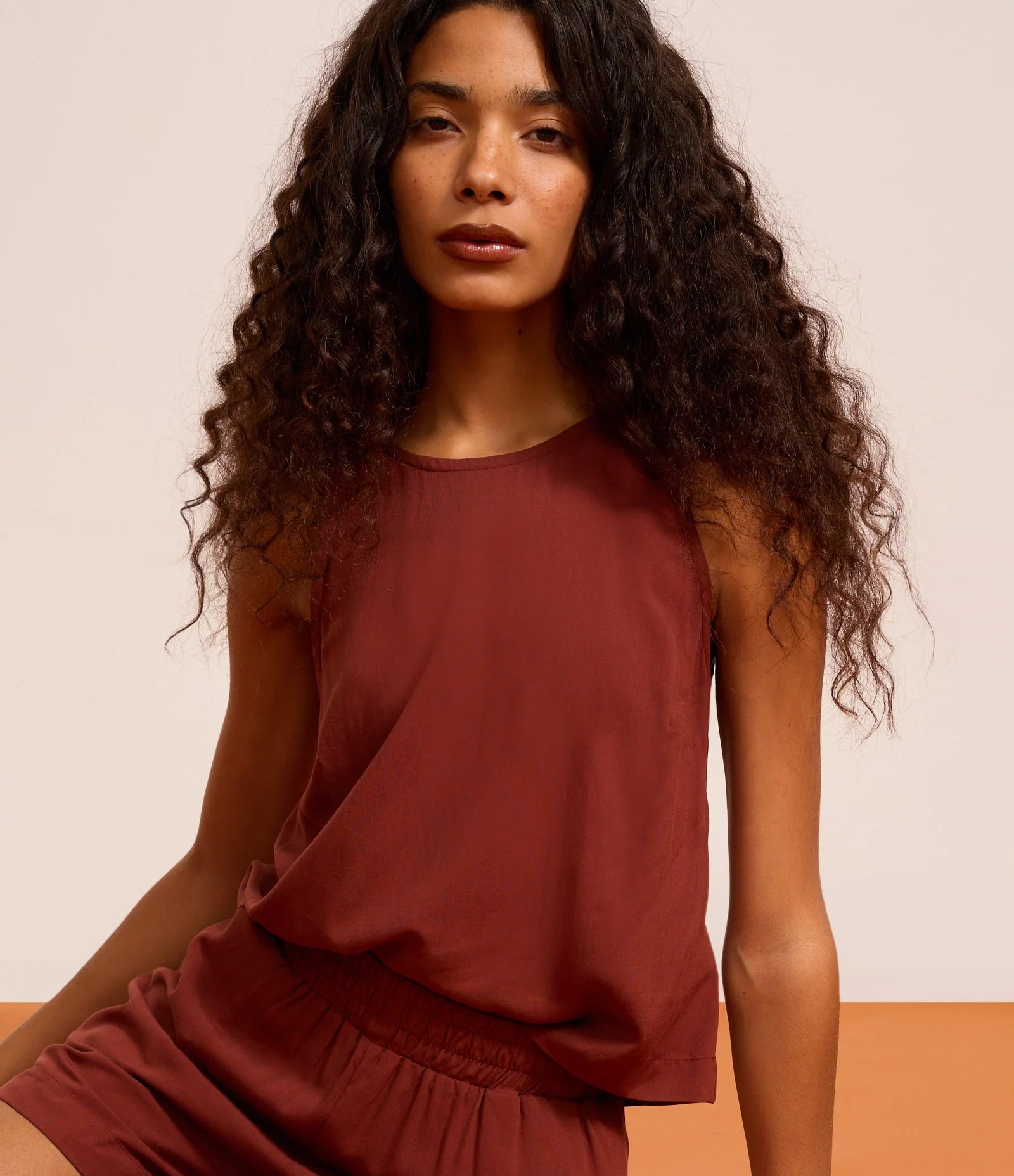 Blusa Regular em Chalis Sem Mangas Marrom 4