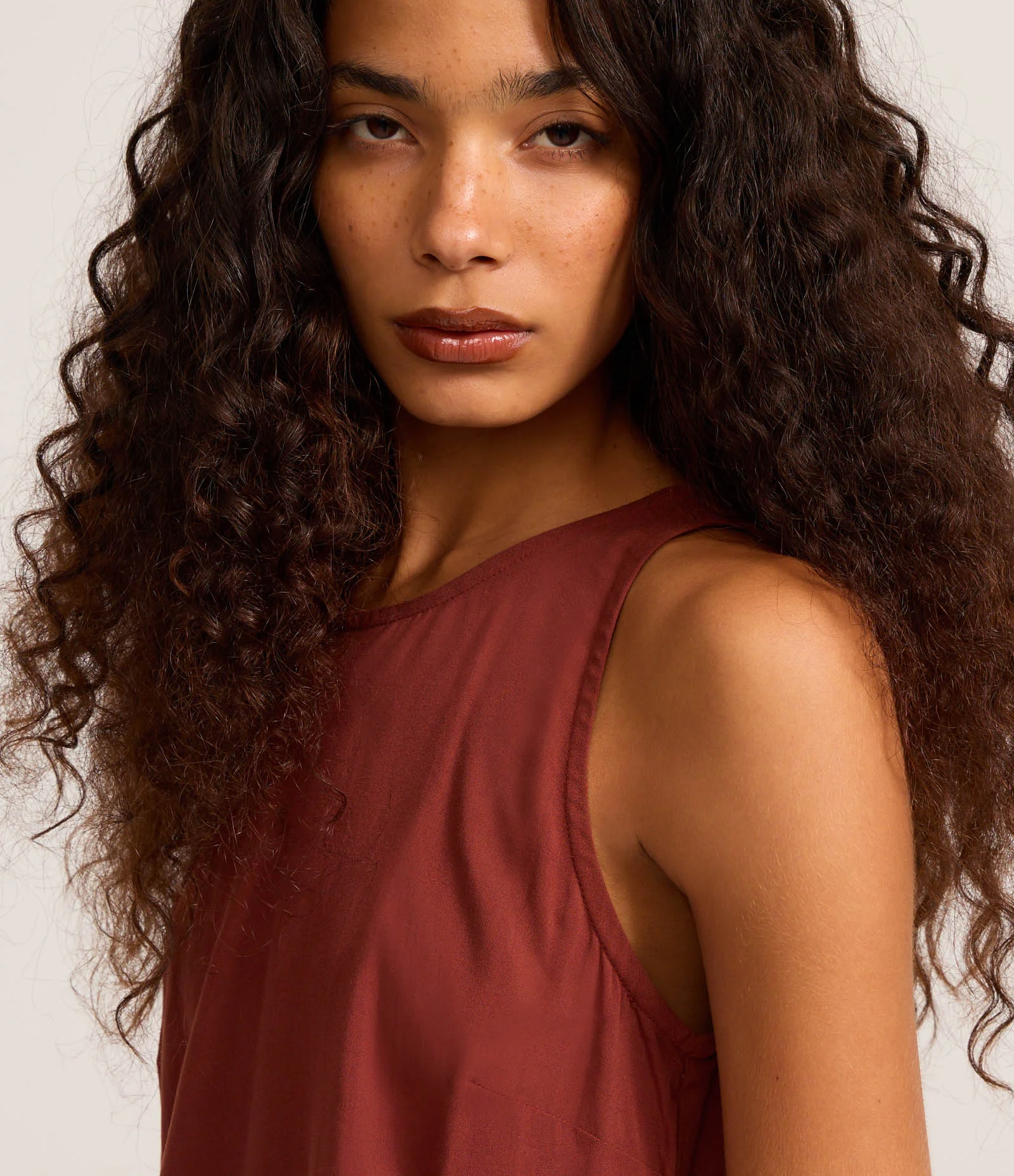 Blusa Regular em Chalis Sem Mangas Marrom 3