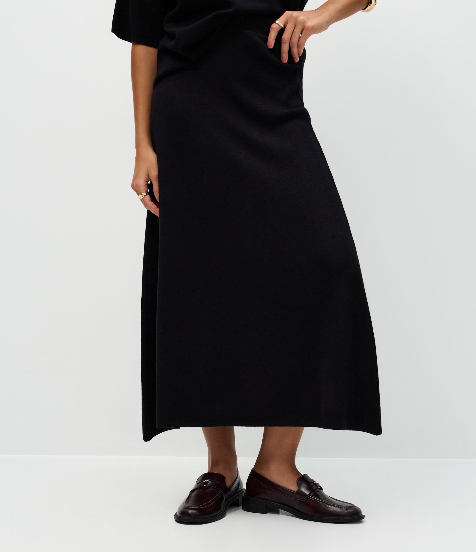 Saia Evasê Midi em Tricô com Caimento Leve Preto 3