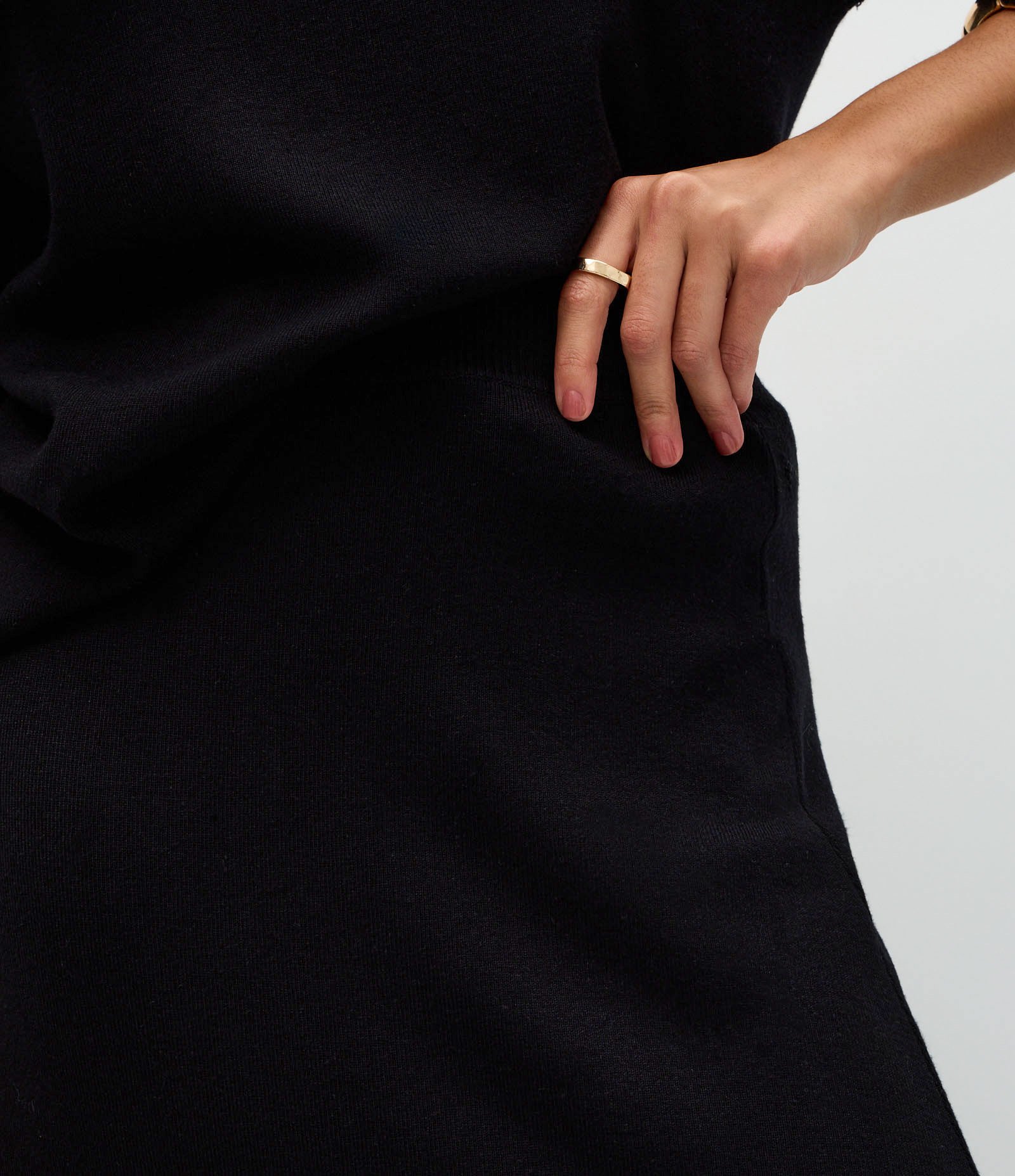 Saia Evasê Midi em Tricô com Caimento Leve Preto 4