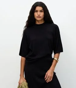 Blusa em Tricô com Cava Deslocada e Manga Ampla