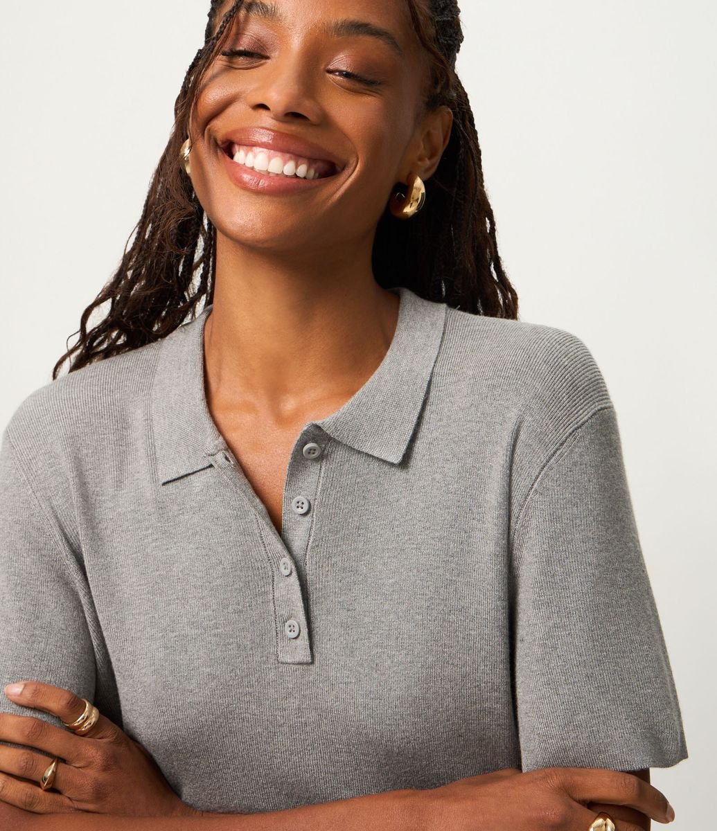Blusa em Tricô com Manga Curta e Gola Polo Cinza