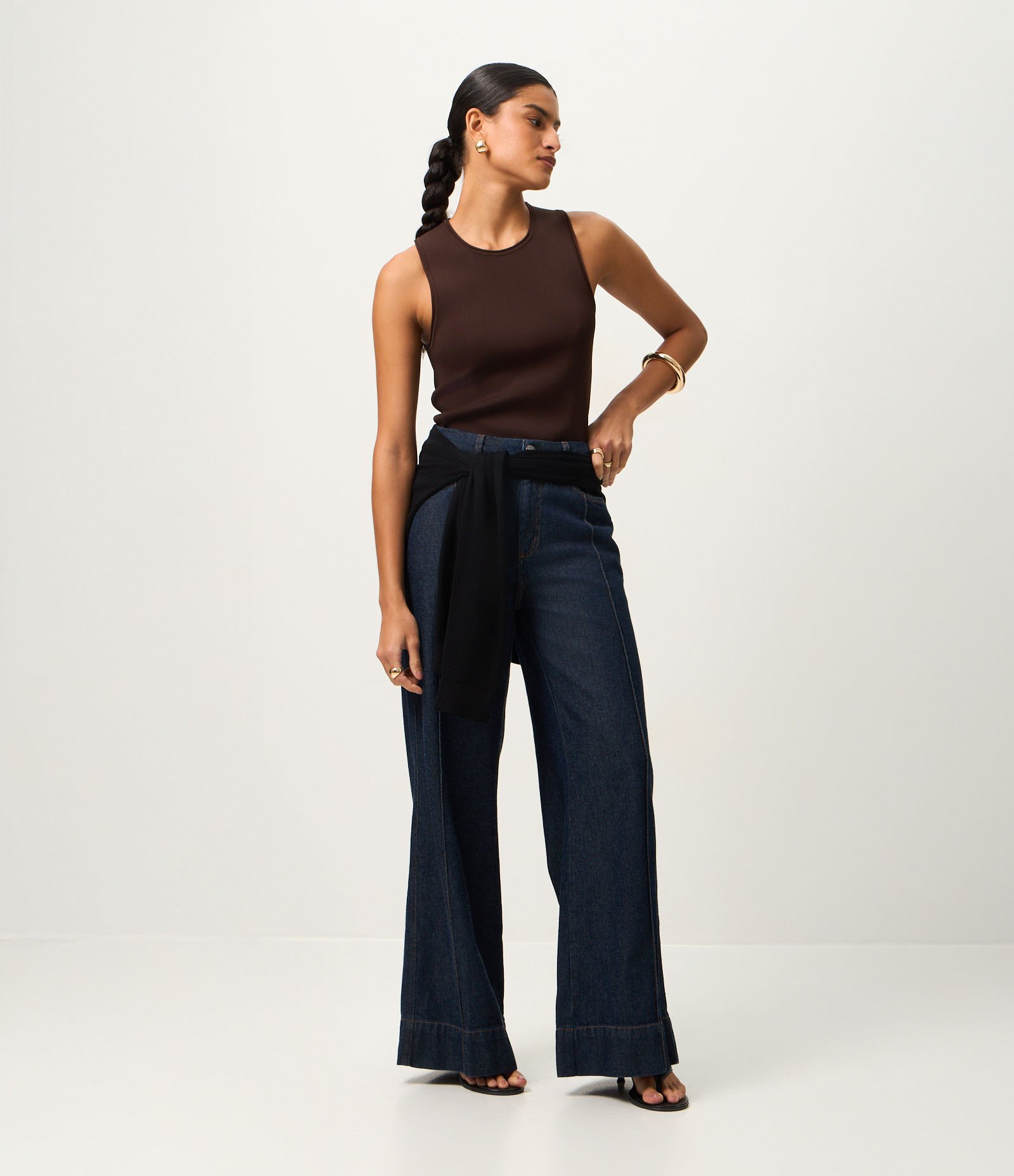 Blusa sem Manga em Tricô com Gola Redonda Marrom 2