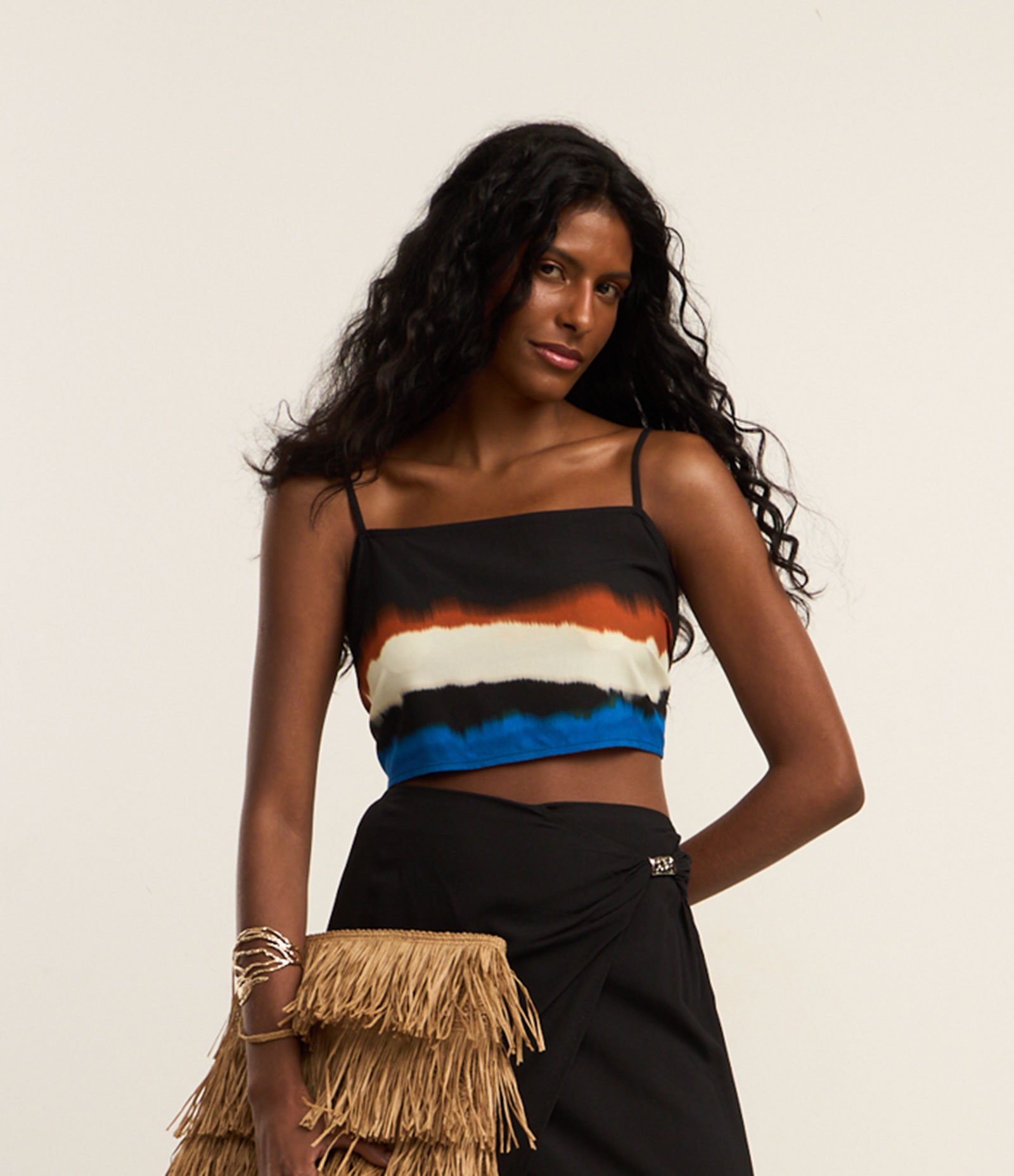 Saída de Praia Blusa Cropped em Viscose com Estampa Aquarelada Preto 1