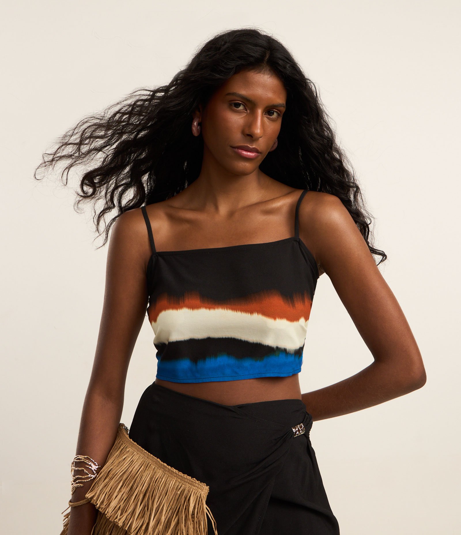 Saída de Praia Blusa Cropped em Viscose com Estampa Aquarelada Preto 3