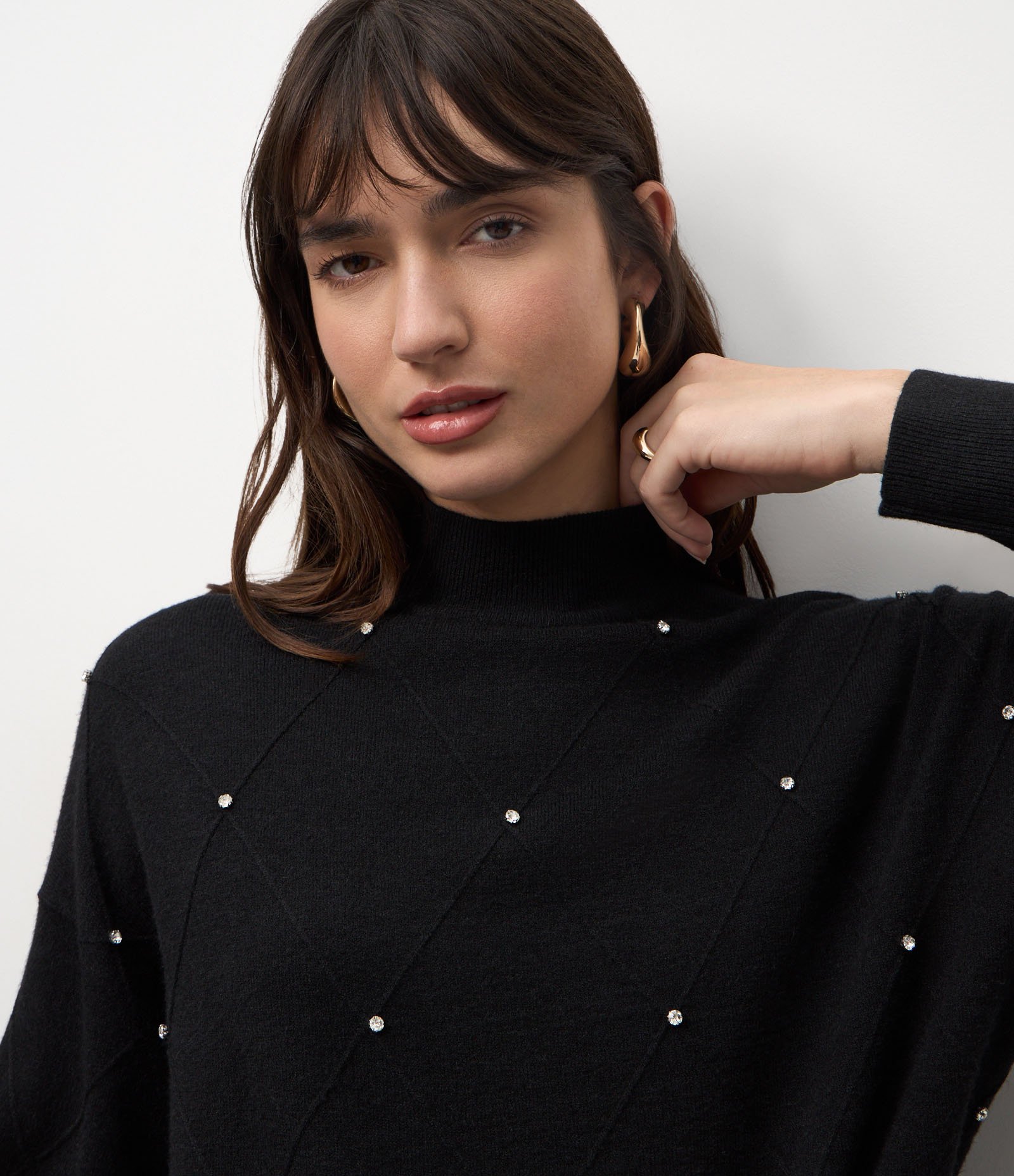 Suéter em Tricô com Golinha Média e Aplicação de Bolinhas Preto 3