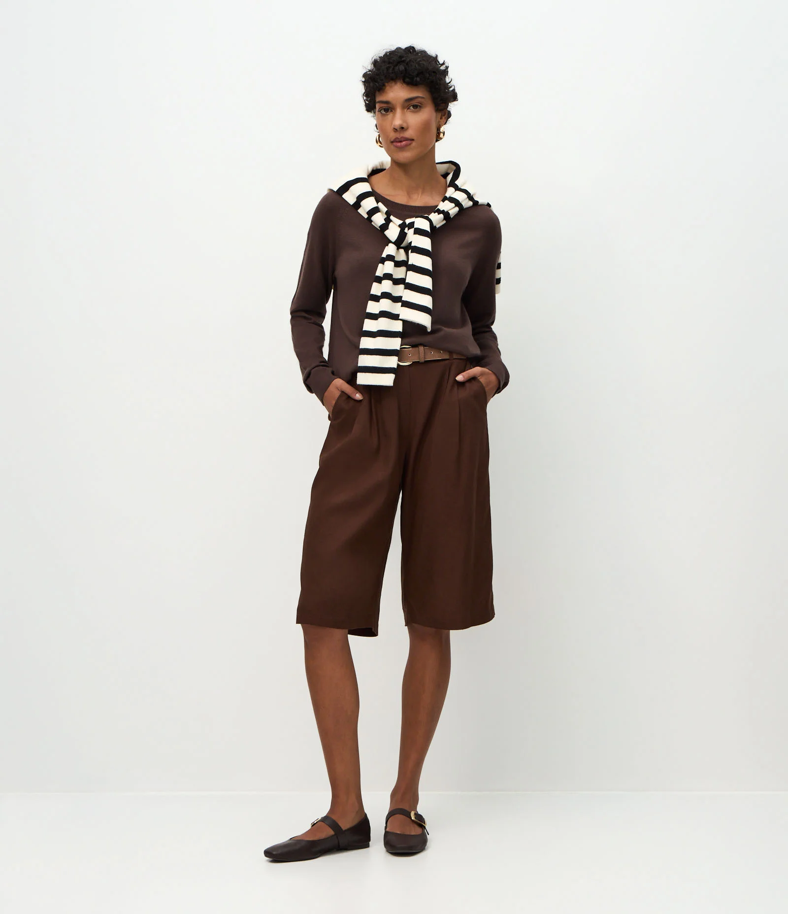 Suéter em Tricô com Gola Redonda Marrom Escuro 2