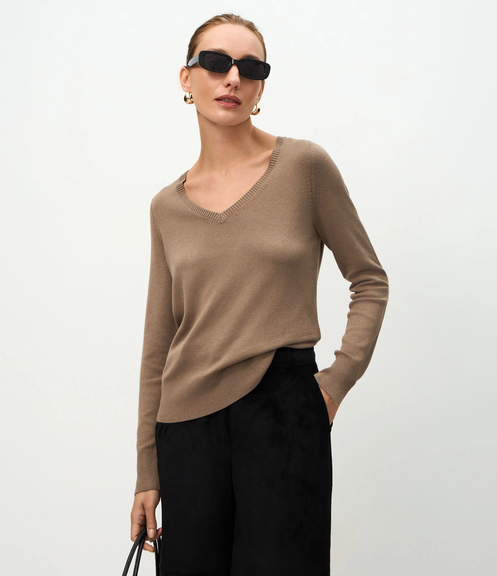 Blusa Básica em Tricô Leve com Decote V Marrom 1