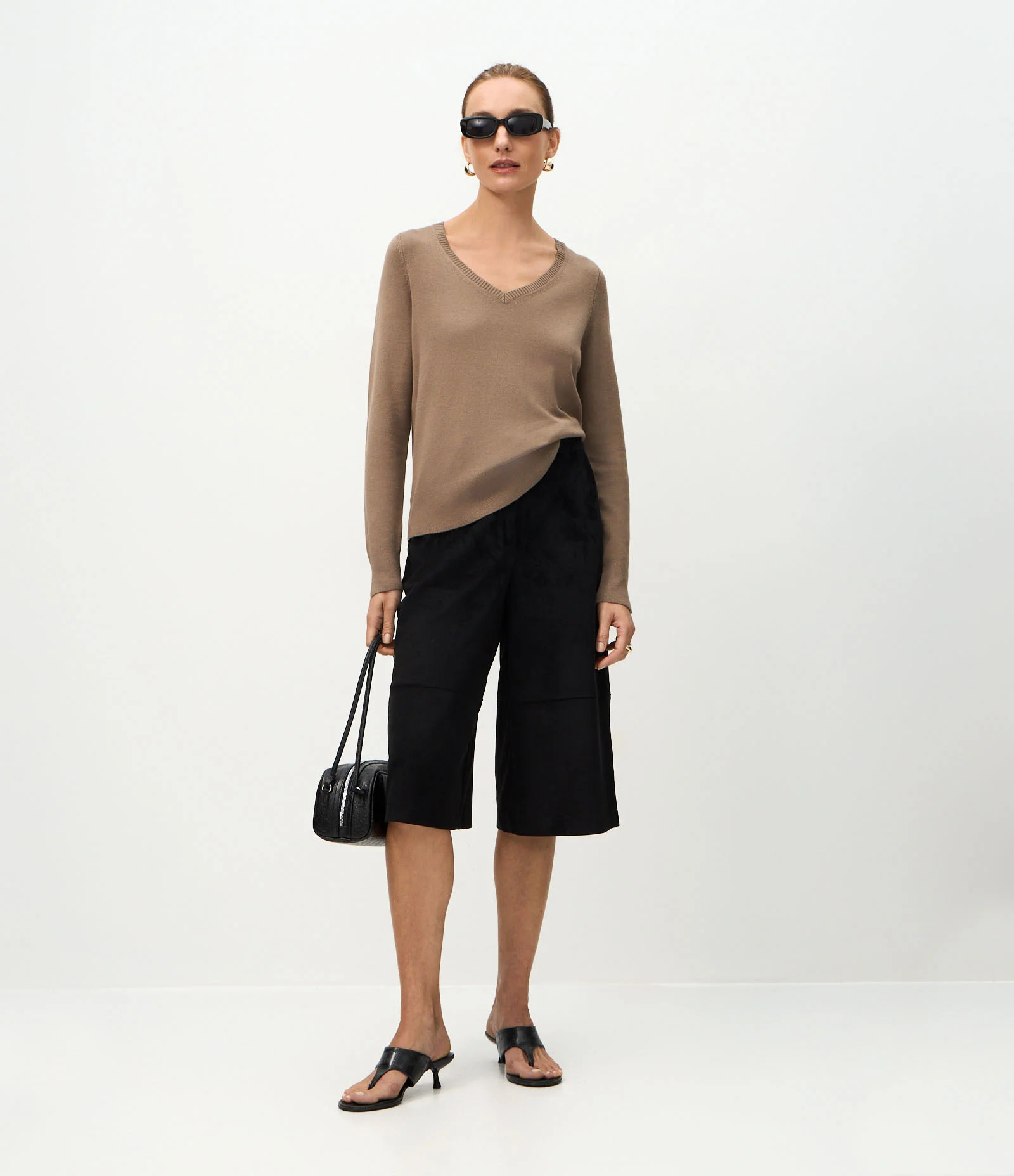 Blusa Básica em Tricô Leve com Decote V Marrom 2