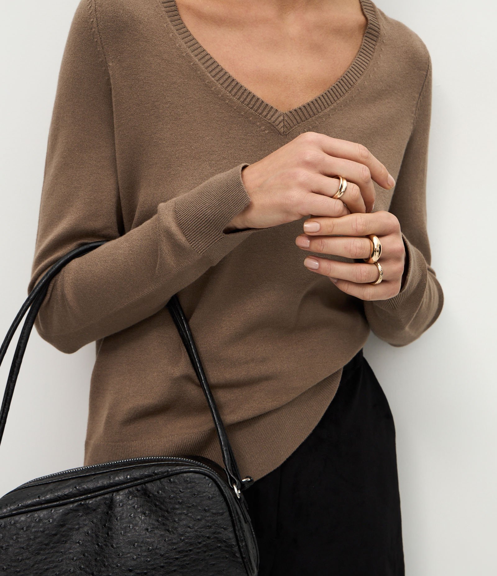 Blusa Básica em Tricô Leve com Decote V Marrom 3